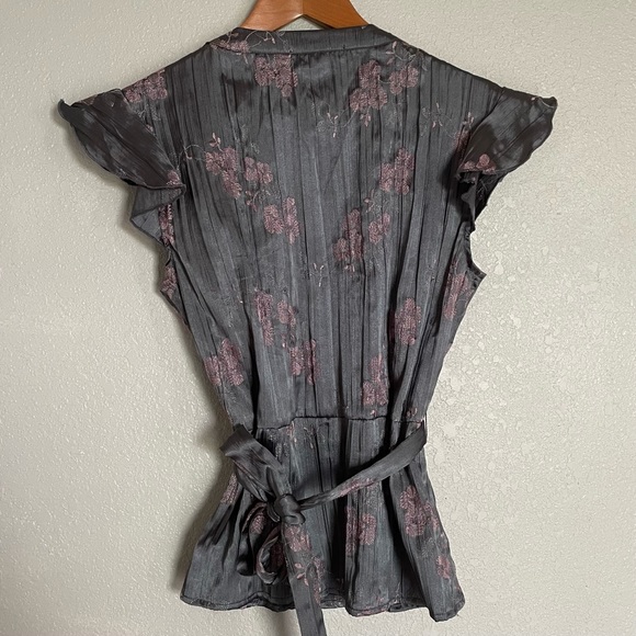 Rampage - Gray Pink Floral Short Sleeve Wrap Top - Size M - Picture 4 of 9